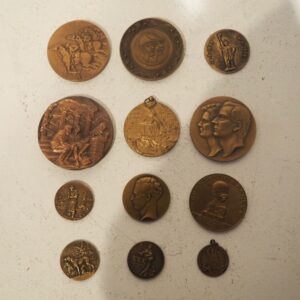 Lot de 12 médailles