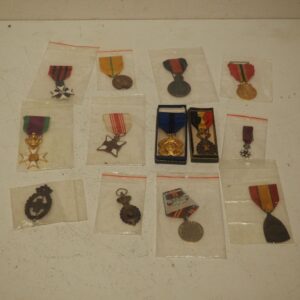 Lot de 13 médailles militaires