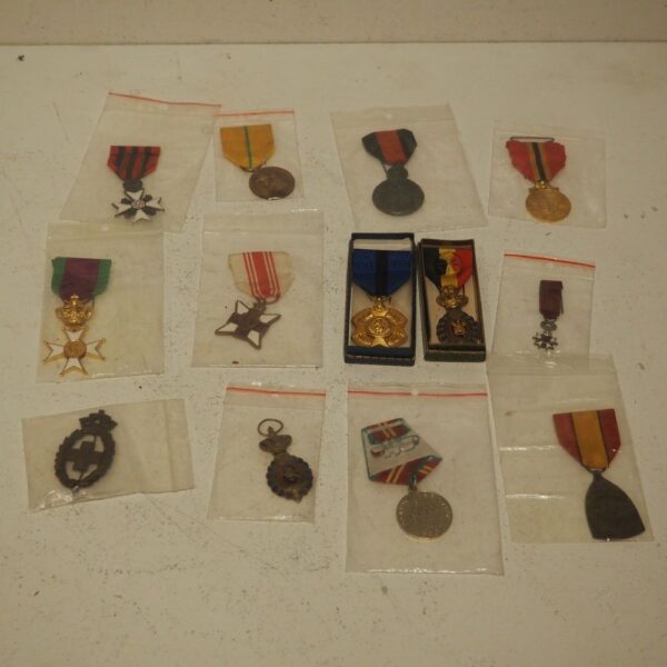 Lot de 13 médailles militaires